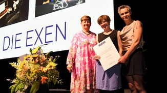 Preisverleihung: Johanna Kiesel (Kuratorin), Dorothee Carls und Annika Pilstl (die exen) | Foto INTHEGA e.V. Günter Bergmann